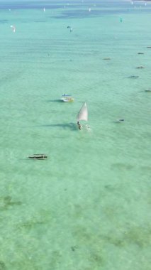 Tekne, okyanustaki tekneler Zanzibar, Tanzanya kıyısı, yavaş çekim, dikey video