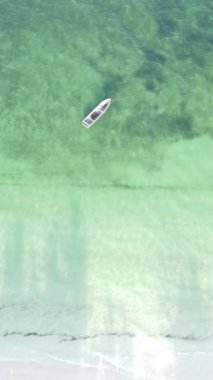 Tekne, okyanustaki tekneler Zanzibar, Tanzanya kıyısı, yavaş çekim, dikey video