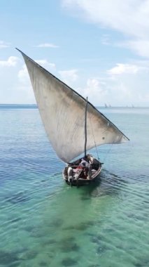 Tekne, okyanustaki tekneler Zanzibar, Tanzanya kıyısı, yavaş çekim, dikey video