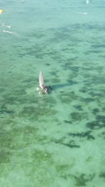 Tekne, okyanustaki tekneler Zanzibar, Tanzanya kıyısı, yavaş çekim, dikey video