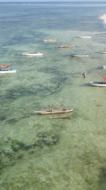 Tekne, okyanustaki tekneler Zanzibar, Tanzanya kıyısı, yavaş çekim, dikey video