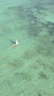 Tekne, okyanustaki tekneler Zanzibar, Tanzanya kıyısı, yavaş çekim, dikey video
