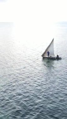 Tekne, okyanustaki tekneler Zanzibar, Tanzanya kıyısı, yavaş çekim, dikey video