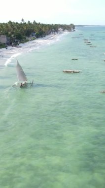 Tekne, okyanustaki tekneler Zanzibar, Tanzanya kıyısı, yavaş çekim, dikey video