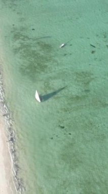 Tekne, okyanustaki tekneler Zanzibar, Tanzanya kıyısı, yavaş çekim, dikey video