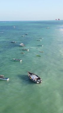 Tekne, okyanustaki tekneler Zanzibar, Tanzanya kıyısı, yavaş çekim, dikey video