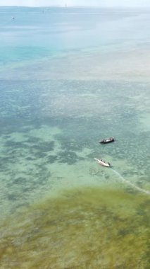 Tekne, okyanustaki tekneler Zanzibar, Tanzanya kıyısı, yavaş çekim, dikey video