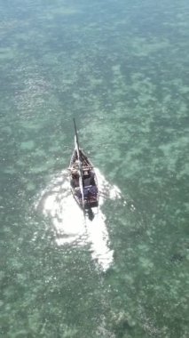 Tekne, okyanustaki tekneler Zanzibar, Tanzanya kıyısı, yavaş çekim, dikey video