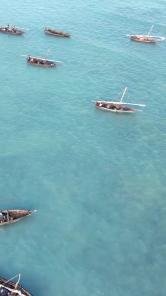Човен, човни в океані біля узбережжя Занзібару, Танзанія, повільний рух, вертикальне відео — стокове відео