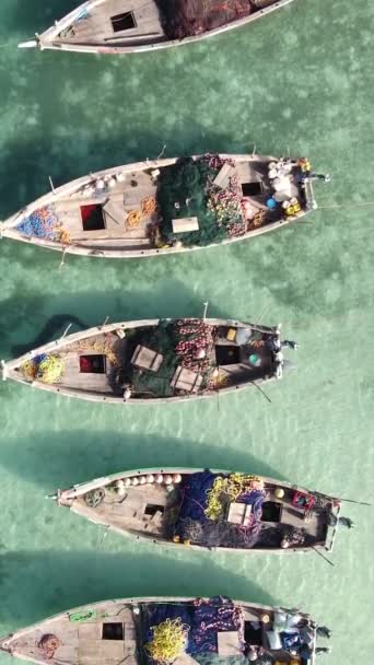 Vene, veneet valtameressä lähellä rannikkoa Zanzibar, Tansania, hidastettuna, pystysuora video — kuvapankkivideo