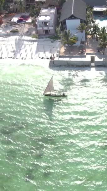 Barco, barcos en el océano cerca de la costa de Zanzíbar, Tanzania, cámara lenta, video vertical — Vídeo de stock