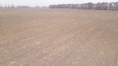 Sonbaharda ekili bir tarlada toprak