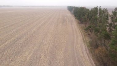 Sonbaharda ekili bir tarlada toprak