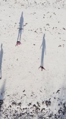 Tanzanya - Zanzibar plajında futbol oynayan dikey videocular, yavaş çekim