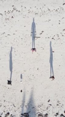 Tanzanya - Zanzibar plajında futbol oynayan dikey videocular, yavaş çekim