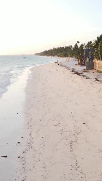 Танзания - вертикальное видео пустой пляж на острове Занзибар, замедленная съемка — стоковое видео