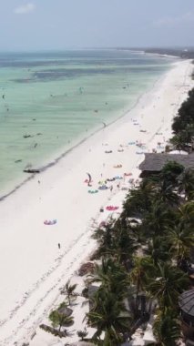 Tanzanya - Zanzibar kıyısında dikey video uçurtması, yavaş çekim