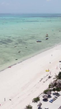 Tanzanya - Zanzibar kıyısında dikey video uçurtması, yavaş çekim