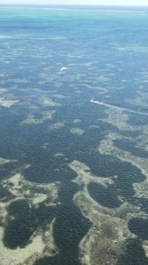 Tanzanya - Zanzibar kıyısında dikey video uçurtması, yavaş çekim