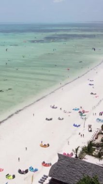 Tanzanya - Zanzibar kıyısında dikey video uçurtması, yavaş çekim