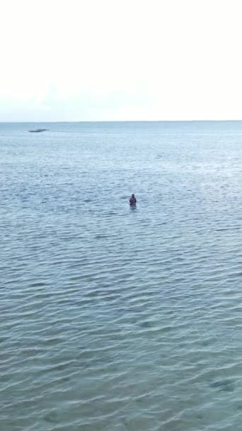 Tanzânia - vídeo vertical de uma paisagem costeira em Zanzibar, câmera lenta — Vídeo de Stock