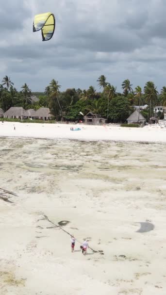 Tanzânia - vídeo kitesurf vertical perto da costa de Zanzibar, câmera lenta — Vídeo de Stock