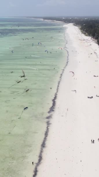 坦桑尼亚-桑给巴尔海岸附近的垂直视频风筝冲浪，慢动作 — 图库视频影像