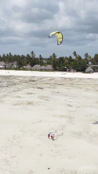 タンザニア- Zanzibarの海岸近くの垂直ビデオカイトサーフィン、スローモーション — ストック動画