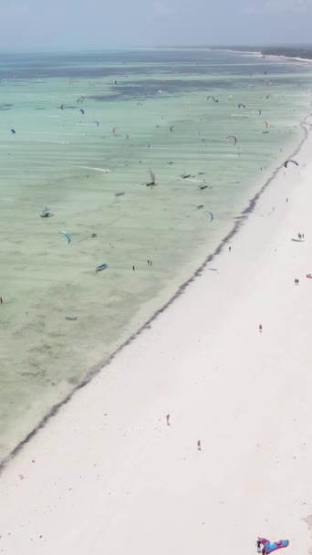 Tanzânia - vídeo kitesurf vertical perto da costa de Zanzibar, câmera lenta — Vídeo de Stock