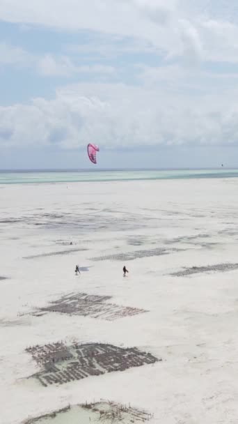 Tansania - vertikales Video-Kitesurfen in Küstennähe von Sansibar, Zeitlupe — Stockvideo