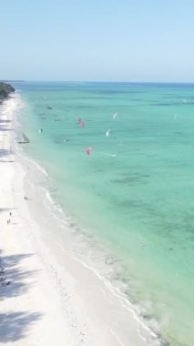 Tanzanya - Zanzibar kıyısında dikey video uçurtması, yavaş çekim