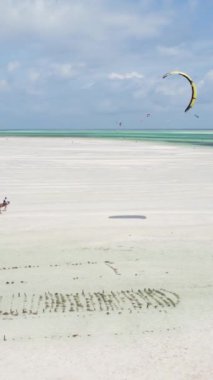 Tanzanya - Zanzibar kıyısında dikey video uçurtması, yavaş çekim