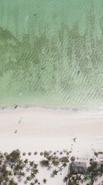 Tanzanya - Zanzibar kıyısında dikey video uçurtması, yavaş çekim