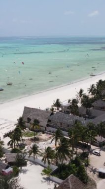Tanzanya - Zanzibar kıyısında dikey video uçurtması, yavaş çekim