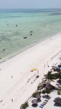 Tanzanya - Zanzibar kıyısında dikey video uçurtması, yavaş çekim