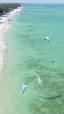 Tanzanya - Zanzibar kıyısında dikey video uçurtması, yavaş çekim