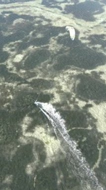 Tanzanya - Zanzibar kıyısında dikey video uçurtması, yavaş çekim