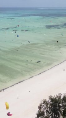 Tanzanya - Zanzibar kıyısında dikey video uçurtması, yavaş çekim