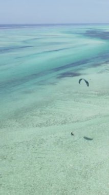 Tanzanya - Zanzibar kıyısında dikey video uçurtması, yavaş çekim