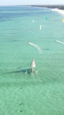 Tanzanya - Zanzibar kıyısında dikey video uçurtması, yavaş çekim