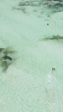 Tanzanya - Zanzibar kıyısında dikey video uçurtması, yavaş çekim