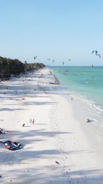 Tanzanya - Zanzibar kıyısında dikey video uçurtması, yavaş çekim