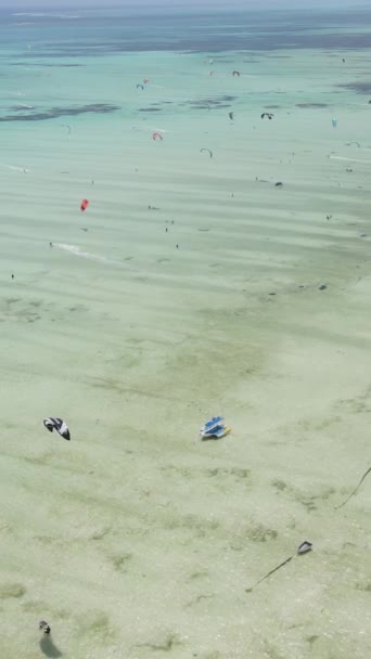 Tanzanie - kitesurf vidéo vertical près du rivage de Zanzibar, ralenti — Video