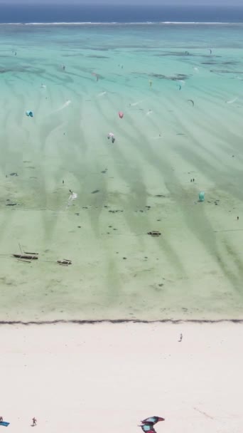 Tanzanie - vertikální video kitesurfing u břehu Zanzibaru, zpomalení — Stock video