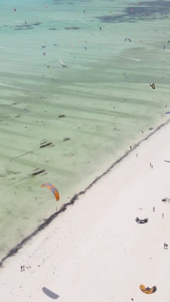 Tanzânia - vídeo kitesurf vertical perto da costa de Zanzibar, câmera lenta — Vídeo de Stock
