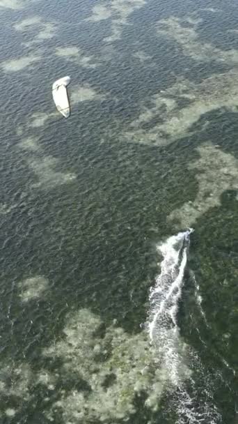 Tanzania - video kitesurf verticale vicino alla riva di Zanzibar, slow motion — Video Stock