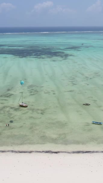 Танзания - вертикальное видео кайтсерфинг у берега Занзибара, замедленная съемка — стоковое видео