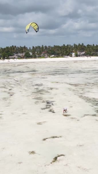 Tanzania - video kitesurf verticale vicino alla riva di Zanzibar, slow motion — Video Stock