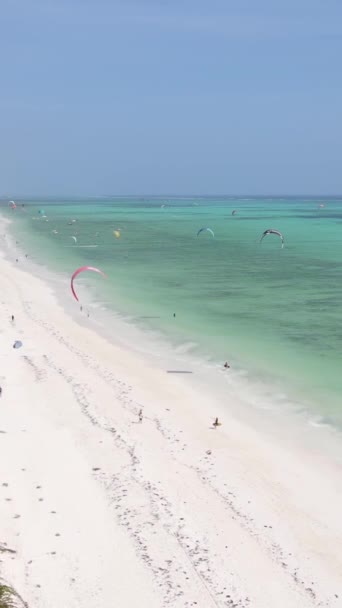 Tanzania - verticale video kitesurfen in de buurt van de kust van Zanzibar, slow motion — Stockvideo