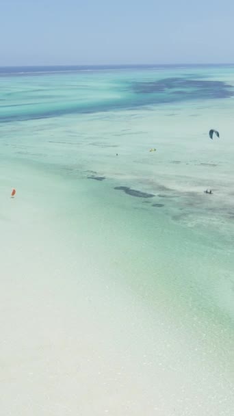 Tanzania - pionowy kitesurfing wideo nad brzegiem Zanzibaru, zwolnione tempo — Wideo stockowe